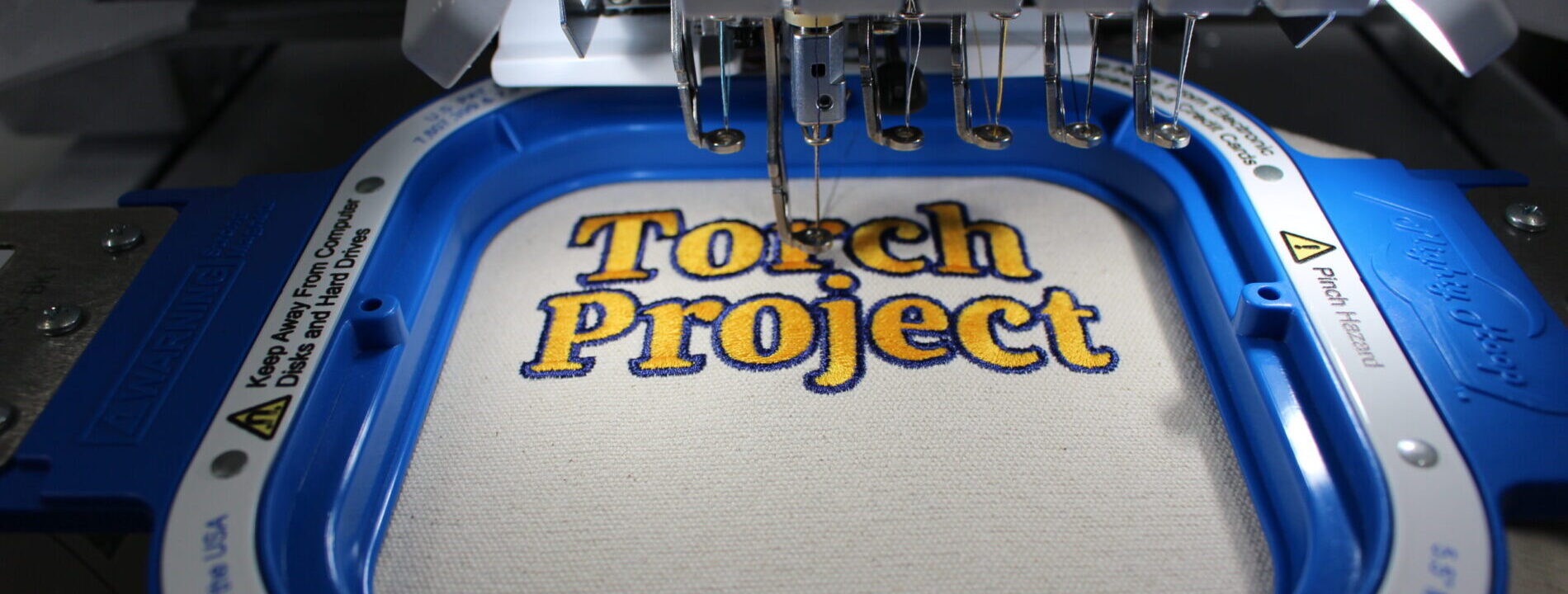 業務用刺繍機による刺繍制作風景